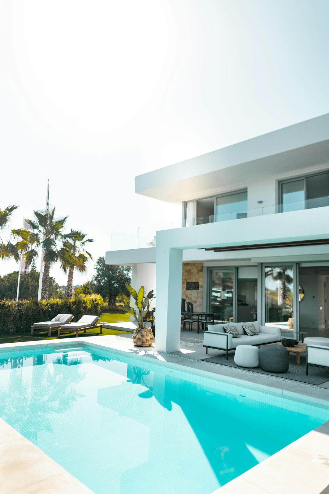 hero-img-01 white-concrete-building-with-swimming-pool-y3-ahhrxuby